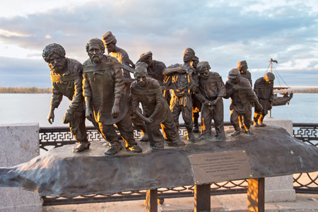 SAMARA, RUSSIA - OCTOBER 12, 2016: Bronze sculptures based on the famous painting of Ilya Repin's "Barge Haulers on the Volga" at the Old Embankment of Volga river.のeditorial素材