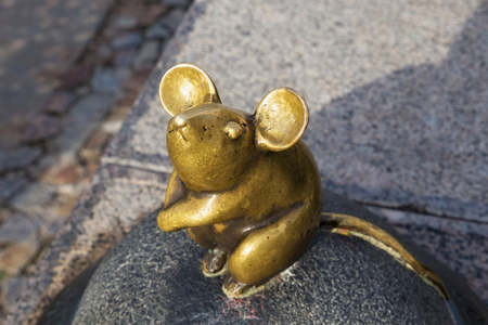 KLAIPEDA, LITHUANIA - SEPTEMBER 22, 2018: Sculpture known as Wonderful Little Mouse in the historical part of Klaipeda. One of the most famous sculptures in the city.のeditorial素材