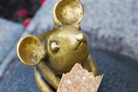 KLAIPEDA, LITHUANIA - SEPTEMBER 22, 2018: Sculpture known as Wonderful Little Mouse and loaf of Ñrispbread. Is small statue one of the most famous sculptures in the Klaipeda city.のeditorial素材
