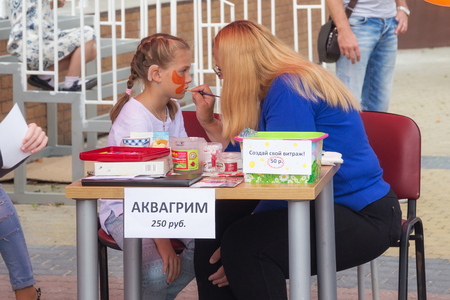 ZELENOGRADSK, KALININGRAD REGION, RUSSIA  - SEPTEMBER 08, 2018: Face painting in time of open city festival in the resort town of Zelenogradsk (Cranz).のeditorial素材