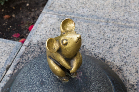 KLAIPEDA, LITHUANIA - SEPTEMBER 22, 2018: Sculpture known as Wonderful Little Mouse in the historical part of Klaipeda. One of the most famous sculptures in the city.のeditorial素材
