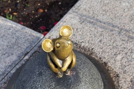 KLAIPEDA, LITHUANIA - SEPTEMBER 22, 2018: Sculpture known as Wonderful Little Mouse in the historical part of Klaipeda. One of the most famous sculptures in the city.のeditorial素材
