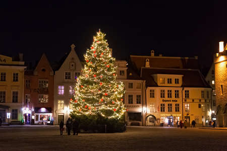TALLINN, ESTONIA - JANUARY 12, 2018: Night view of the Christmas tree on the famous Raekoja plats (Town Hall Square) in the historical part of Tallinn.のeditorial素材
