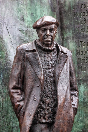 KYIV, UKRAINE - JANUARY 06, 2014: Sculpture of the famous Belarusian writer Uladzimir Karatkievich. In 1949-1954 he studied at the Faculty of Philology of Taras Shevchenko National University of Kyiv.のeditorial素材