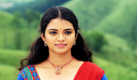 KODAIKANAL, INDIA - JUNE 30TH, 2015: Portrait of beautiful young happy smiling womanのeditorial素材