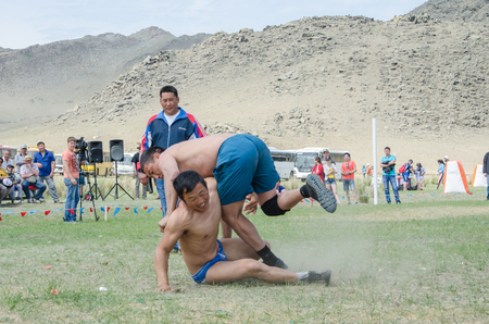 Bayanday, RUSSIA - JUNE 14: yordinskiye games, Buryat men are competing in a national fight in yordynskiye games, June 14, 2015 in Bayanday, Russia.のeditorial素材