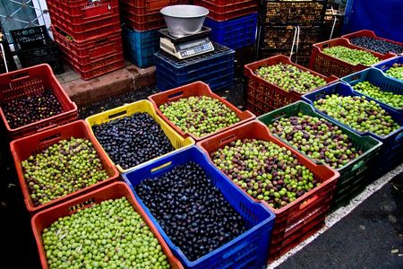 Fresh Organic Black and Green Olives At A Street Market In Istanbul, Turkey.  Carsamba Fatih Pazari (Bazaar)の写真素材