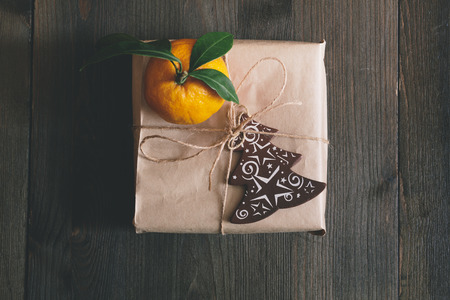 natural gift wrap for the holidays with clementineの写真素材
