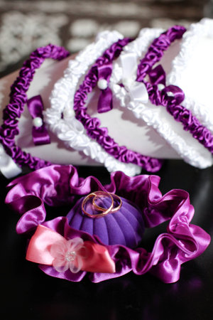 Box petal purple garter with wedding rings 1の写真素材