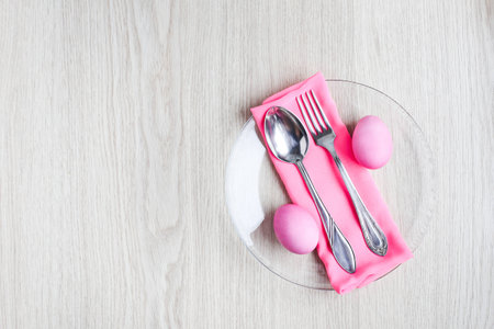 Pink Easter eggs on tableの写真素材