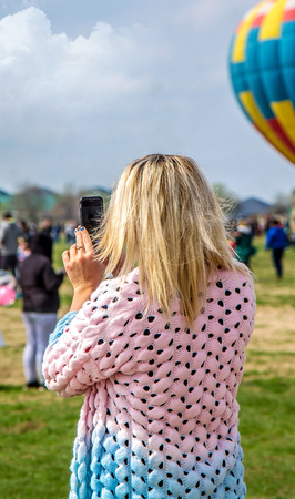 The girl with long hair photographs on the phoneの写真素材