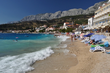 Beach of Podgora with Biokovo mountain in backgroundのeditorial素材