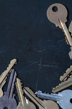 Border made from old keys lying on dark backgroundの写真素材