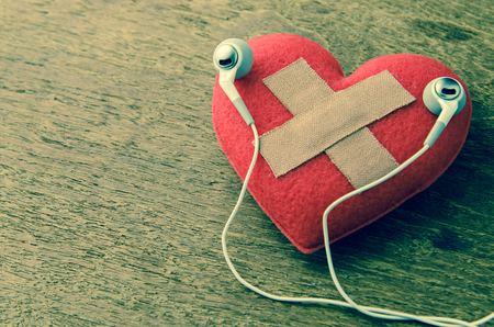 wound heart listen to musicの写真素材