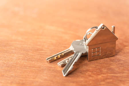 metal key house on wooden tableの写真素材