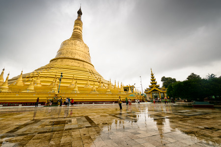 Ba go, Myanmar-July 16,2015: Shwemawdaw pagoda.Local people is walking clockwise around Shwemawdaw pagoda,The tallest pagoda in Myanmarのeditorial素材