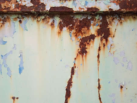 The surface of the steel plate is rusted