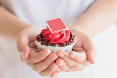 hand hold valentines cupcakeの写真素材