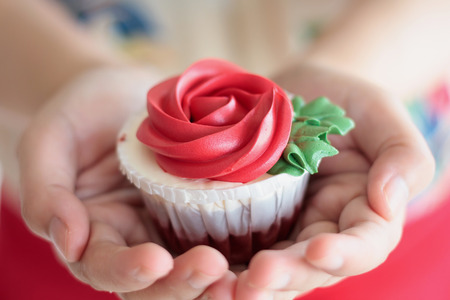 hand hold valentines red rose cupcakeの写真素材