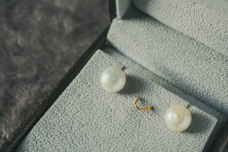 pearl earring in jewelry boxの写真素材