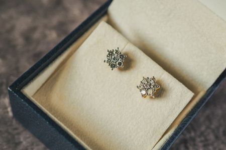 gold diamond earrings in jewelry boxの写真素材