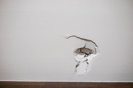 Broken white wall texture backgroundの写真素材