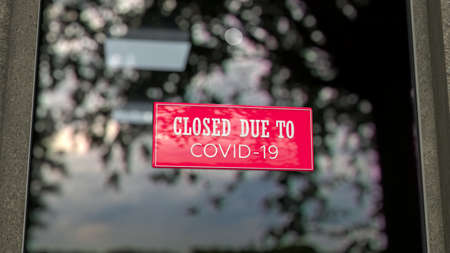 Close-up on a closed sign in the window of a shopの写真素材