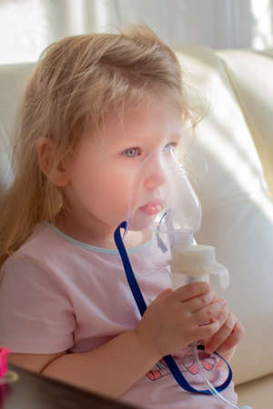 酸素マスクの写真 イラスト素材一覧 14 695件 ストックフォトのamanaimages Plus