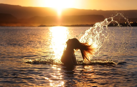 Girl Taking a Bath in Lake Powell at Sunsetの写真素材
