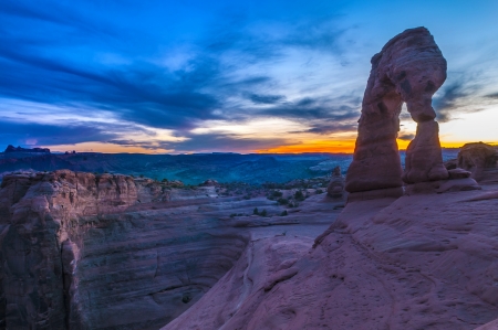 Delicate Arch against cool evening sky - Moab Utahの写真素材