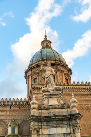 Historical Architecture of Sicily: Stunning Dome and Statueの写真素材