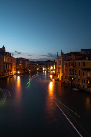 Stunning Nighttime View of Venices Grand Canalの写真素材