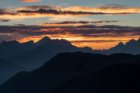 Stunning Sunset Over the Alps, Italy: Majestic Mountain Silhouettesの写真素材