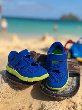 Sandals and shoes by the beachの素材