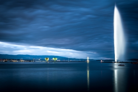Sunset or sunrise view of the famous fountain in Geneva city in lake Geneva  Blue clouds in background  Switzerland, Europe の写真素材