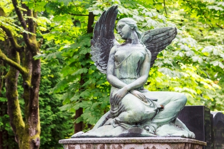 Mourning angel in the main cemetary of Zagrebの写真素材