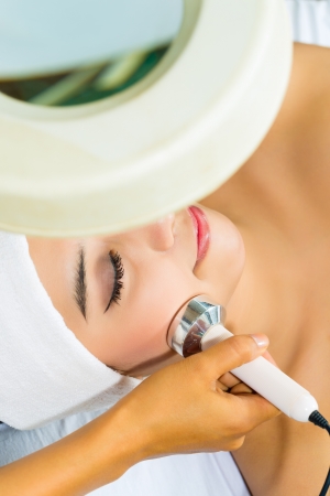Asian Woman lies in a beauty spa getting a treatment with ultrasonicの写真素材