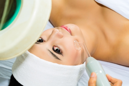 Asian Woman lies in a beauty spa getting a treatmentの写真素材