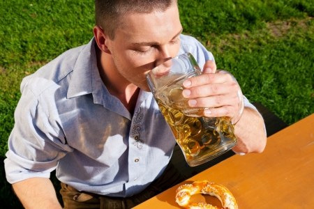 Man in Lederhosen drinking beerの写真素材
