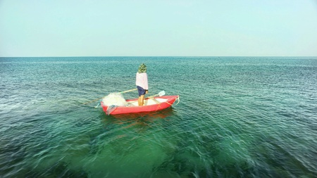 Alone in a seaの素材