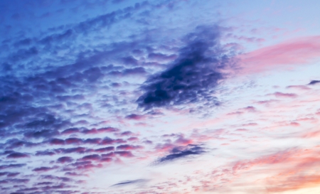 cirrus clouds sunset purpleの写真素材