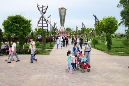 Shymkent, Kazakhstan, - May 9, 2017: Mass folk festivities in the park. Victory of the Red Army and the Soviet people in the Great Patriotic War of 1941-1945.のeditorial素材