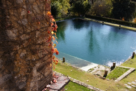 Yuste, retreat of emperor Charles V, stone wall with vine dry, autumn leaves, dam regulator of the irrigation system designed by Juanelo Turriano, Vera, Spainの写真素材