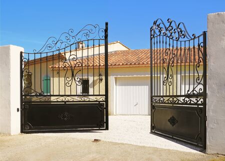 Automatic opening house entrance
