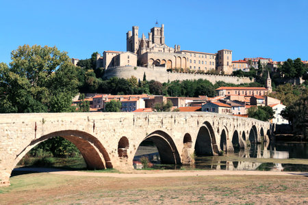The old bridge in BÃ©ziers crossing the Orb and overlooked by the Saint-Nazaire cathedral.のeditorial素材