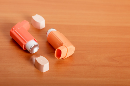 Device for inhalation with a dispenser on the table