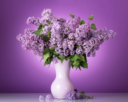 Lush spring bouquet in vase on lilacの写真素材