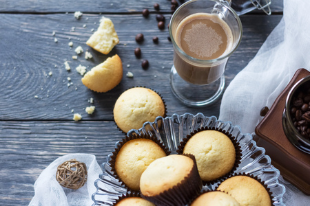 Cupcakes in glass vase, cocoa in glass on tableの写真素材