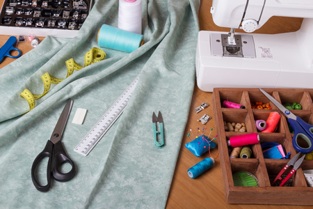 Sewing accessories: multicolored threads, scissors for pruning, various paws, machineの写真素材