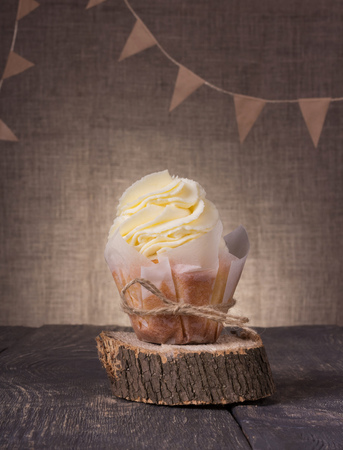 Festive kraft composition. Cupcakes are handmade on a tray of wood on the background burlapの写真素材